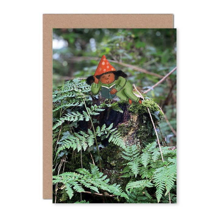 A6-Grußkarte Elfe liest ein Buch für den Großhandel von Juliet Thomas Doodles