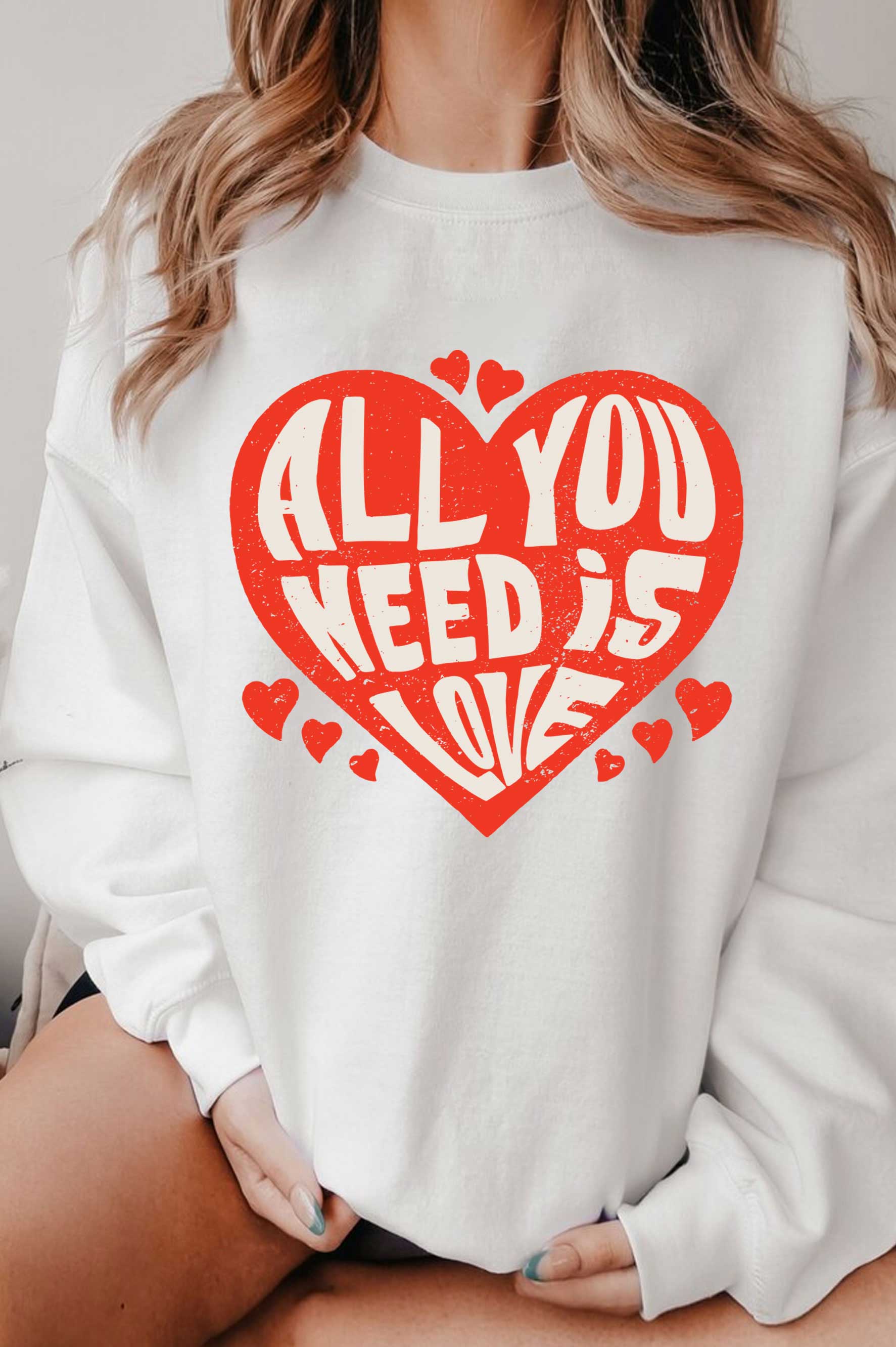 Rustee Clothing - Wholesale Grafisch sweatshirt - Dames - ALLES WAT JE NODIG HEBT ZIJN GEBORSTELDE SWEATSHIRTS MET GRAFISCHE AFBEELDINGEN VAN LOVE HEART2