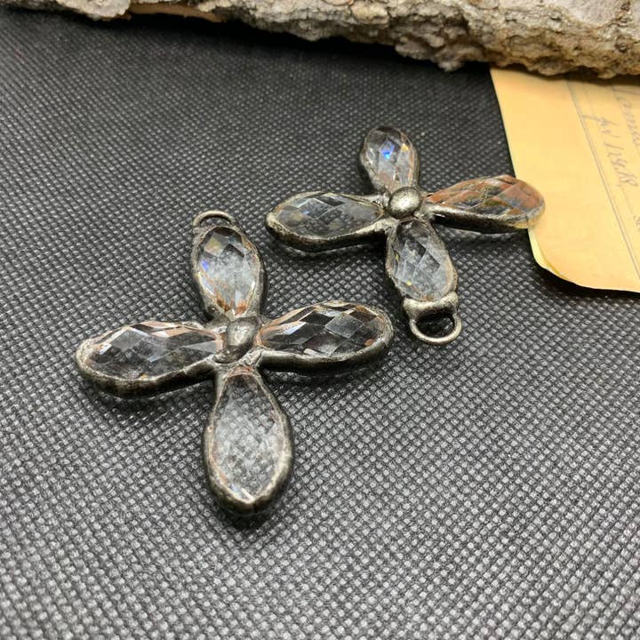 GemMeet – wholesale Individual charm/pendant – Vintage Crystal Glass Cross Four Leaf Clover Pendant2