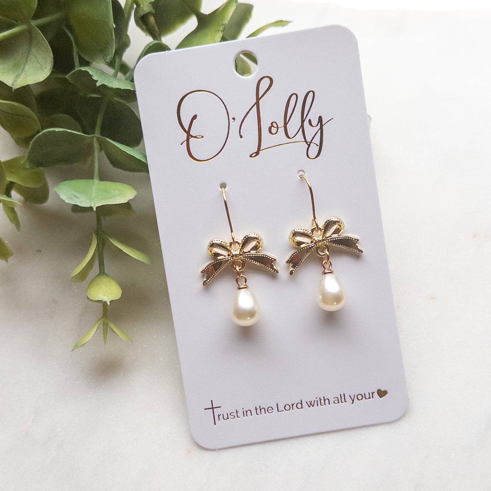 O’Lolly Jewelry - Wholesale Dangle Earrings - Gold Bow w/Teardrop Pearl Earrings “Emmy”1