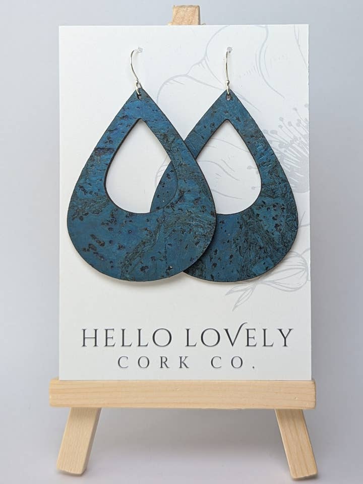 Dyb Teal Kork Øreringe - Stor Dråbeformet for engroshandel hos Hello Lovely Cork Co.