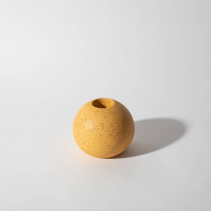Bougeoir en forme de sphère | Marigold Terrazzo pour la vente par pretti.cool