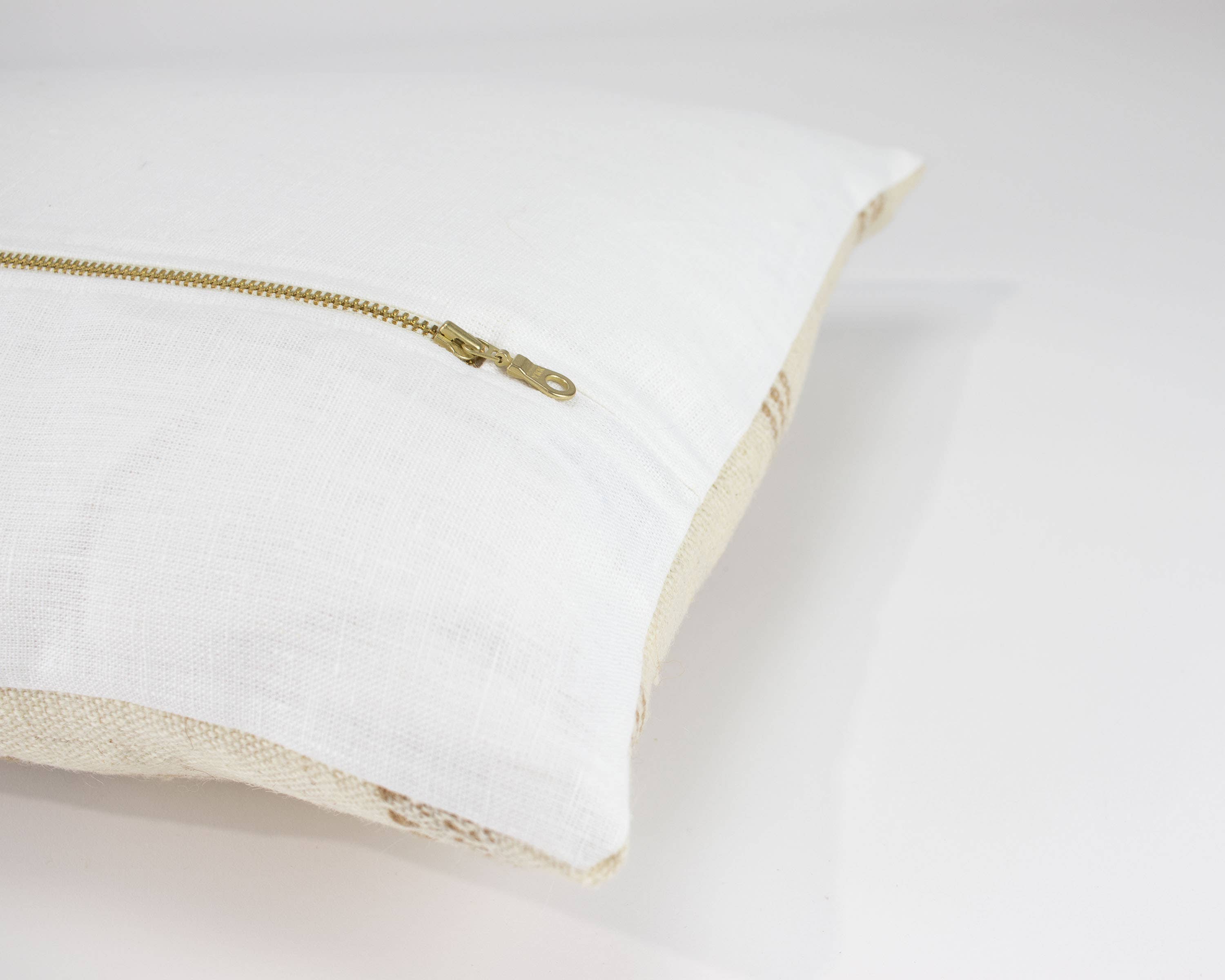 Heddle & Lamm – Großhandel Lendenkissen – Lolita - Langer Kissenbezug aus indischer Wolle, elfenbeinfarben und hellbraun2