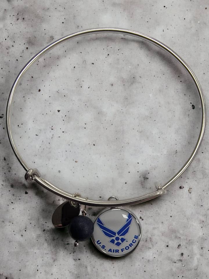 Bracelets à breloques avec logo militaire | Inaltérable | Sous licence pour la vente par Ciao Bella Jewelry Inc