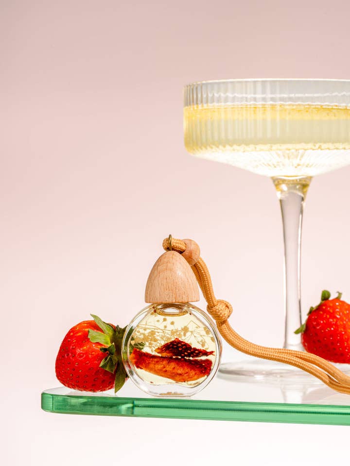 Champagne alla Fragola - Profumatore per Auto con Oli Essenziali per la vendita all'ingrosso da parte di THE NATURAL EXPERIENCE