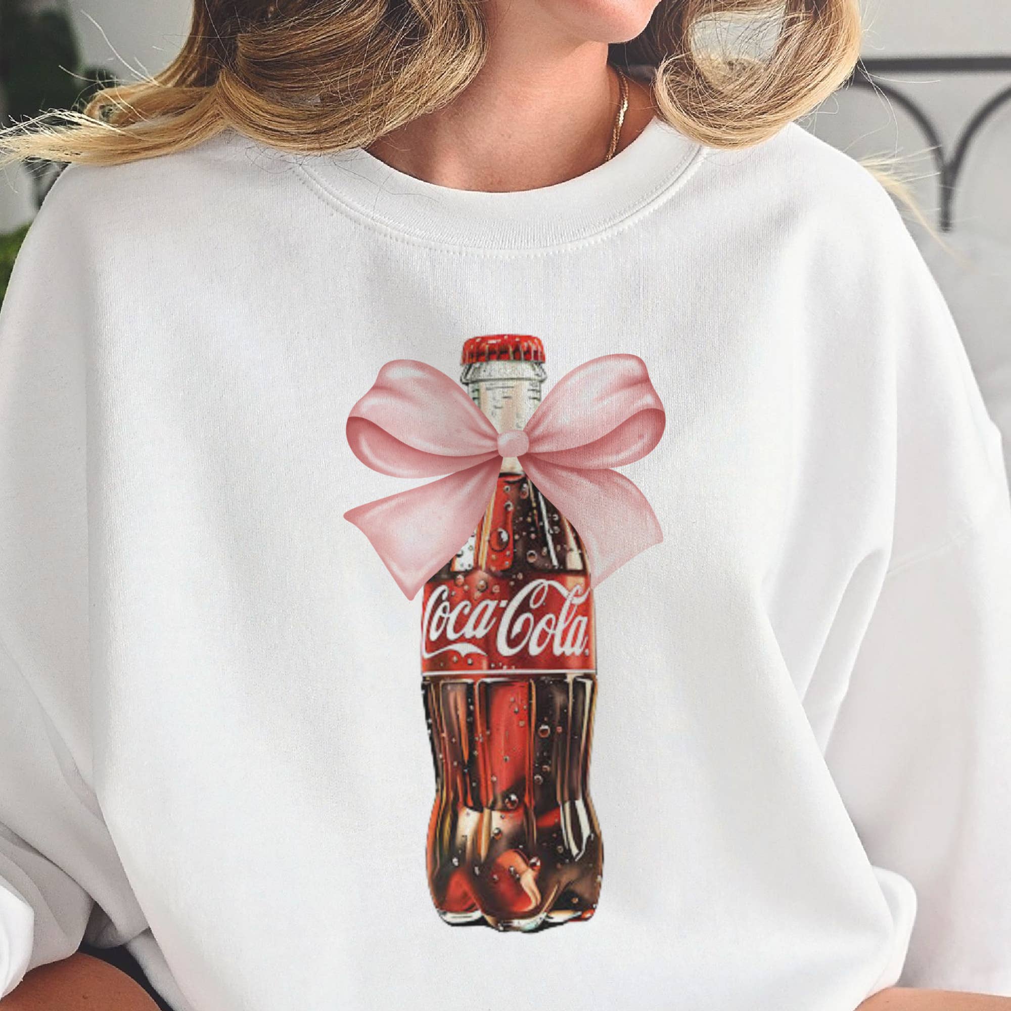 Par.tees by Party On! – wholesale Sweatshirt med tryck - Dam – Coke Soda Girly Coca Cola Rosa Rosett Retro Grafisk Sweatshirt