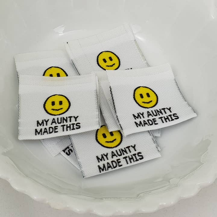 Ma Tante a Fait Ça, Étiquettes de Vêtements, Lot de 10, Josie Buttons pour la vente par Rubyjam Fabric