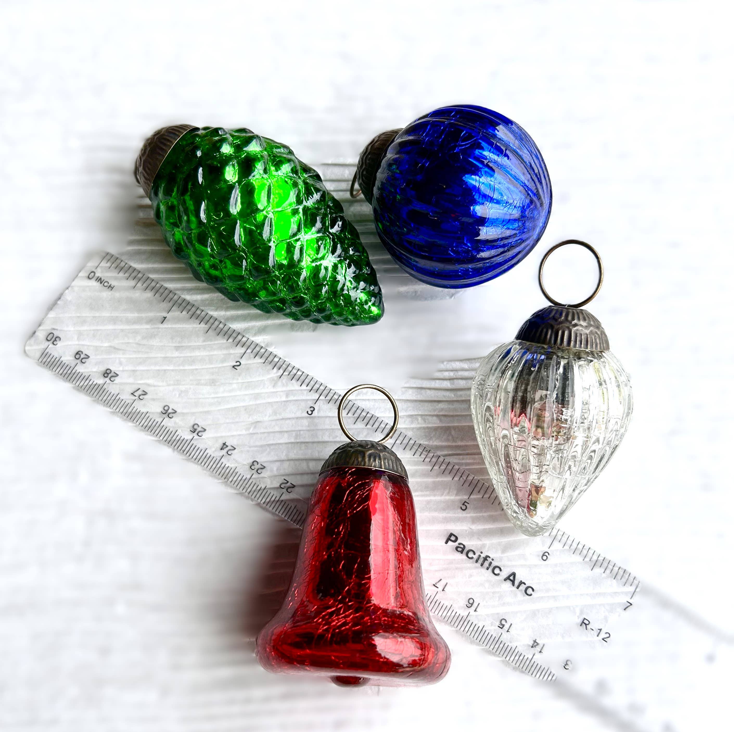 Silk Road Traders - Vendita all'ingrosso Set di decorazioni  - Assortimento di ornamenti natalizi da 3" in colori tradizionali1