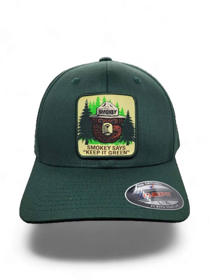 Casquette de baseball ajustée officielle sous licence Smokey Bear pour la vente par Moove Headwear