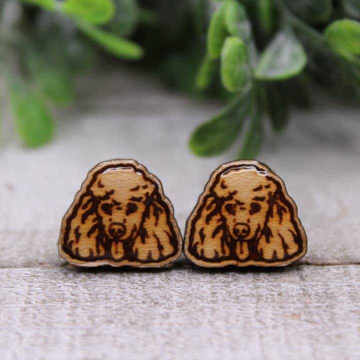 Race de chien caniche || Boucles d'oreilles à tige en bois || Hypoallergénique pour la vente par Hylidae Boutique