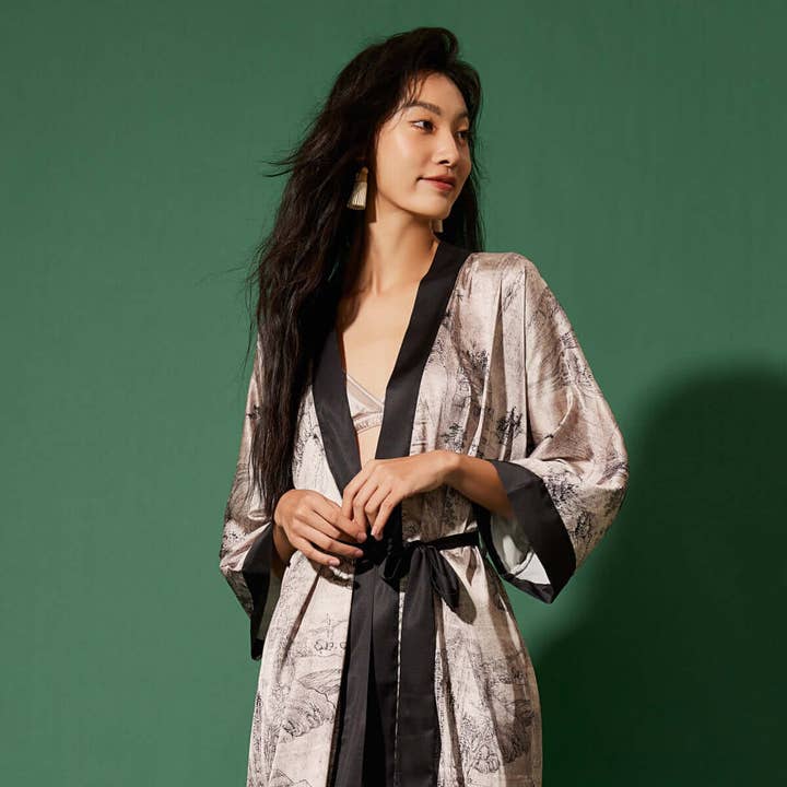 Bata corta estilo kimono pintura a tinta y otras tendencias de Resultados para ropa con tu marca al por mayor. Devoluciones gratuitas y condiciones de pago a 60 días en Faire en Faire.