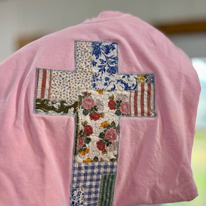 Camiseta Bordada con Cruz Floral Acolchada para venta al por mayor de Chicken Scratch Design Co.