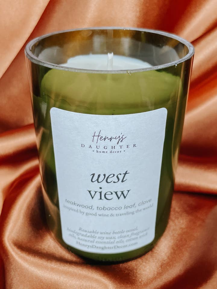 West View Vinflaske Stearinlys (Teakwood & Tobacco Leaf) for engroshandel hos Henry’s Daughter Home Decor