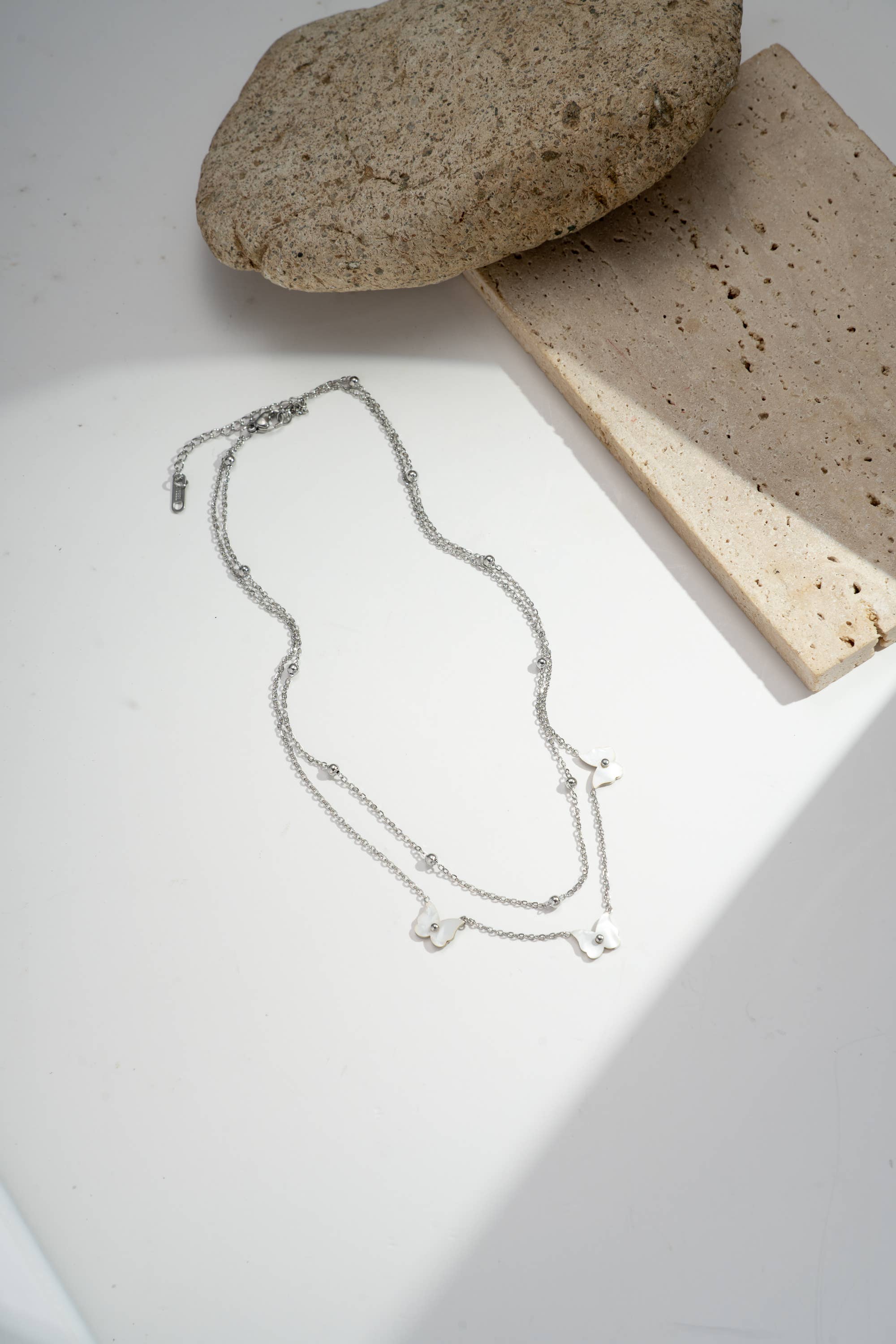 COSMOS – Großhandel Kette mit Anhänger/Charm – Doppelreihige Halskette aus Edelstahl mit Perlmutt-Schmetterlingen0