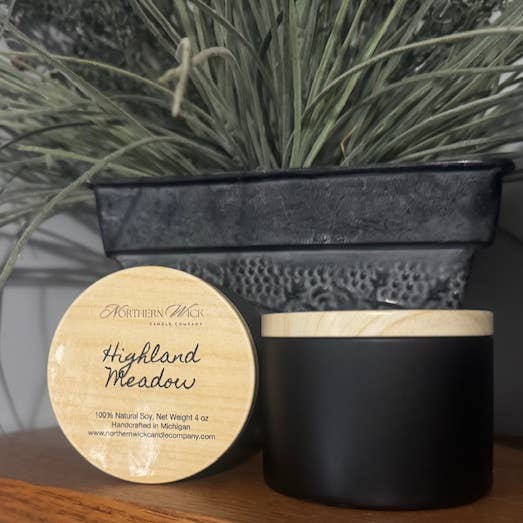 Highland Meadow - 100% Soja Kaars, 4 oz Zwart blik voor wholesale door Northern Wick Candle Company
