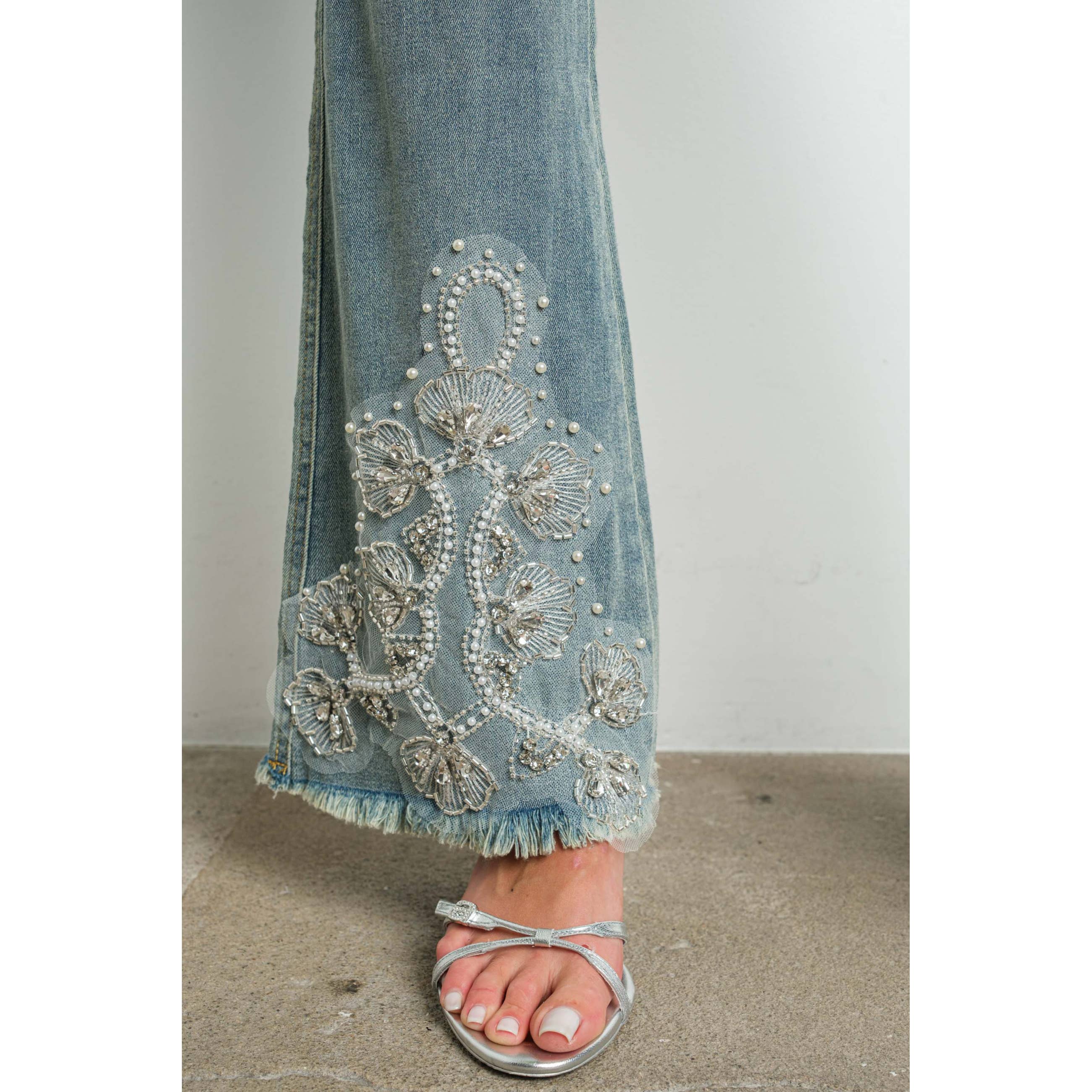 Lichte denim KIWI stretch denim jeans met uitlopende pijpen en geborduurde kraaltjes voor groothandel op Faire1