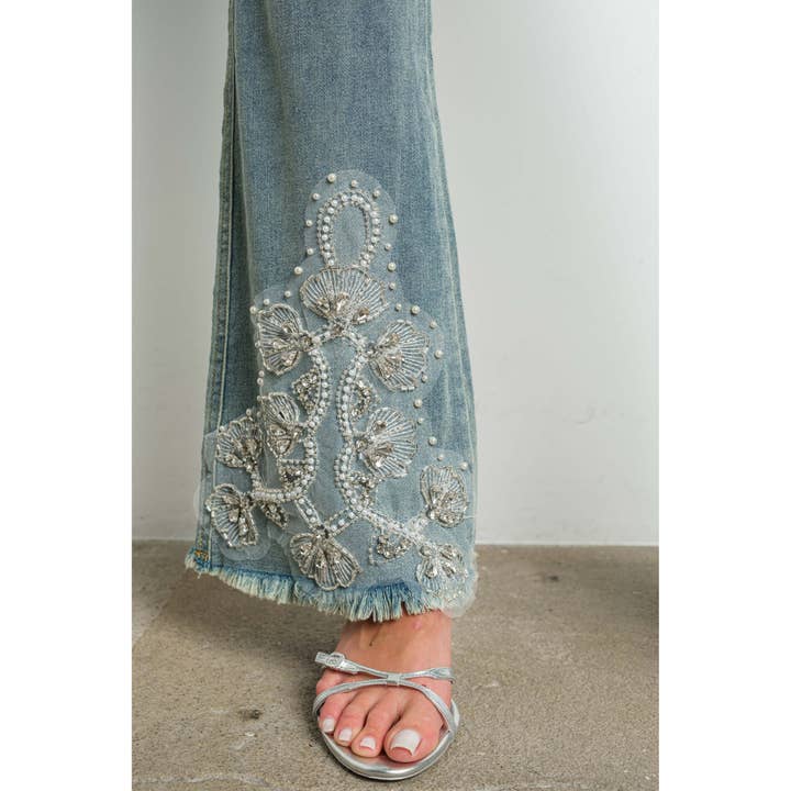 Lichte denim KIWI stretch denim jeans met uitlopende pijpen en geborduurde kraaltjes voor groothandel op Faire1