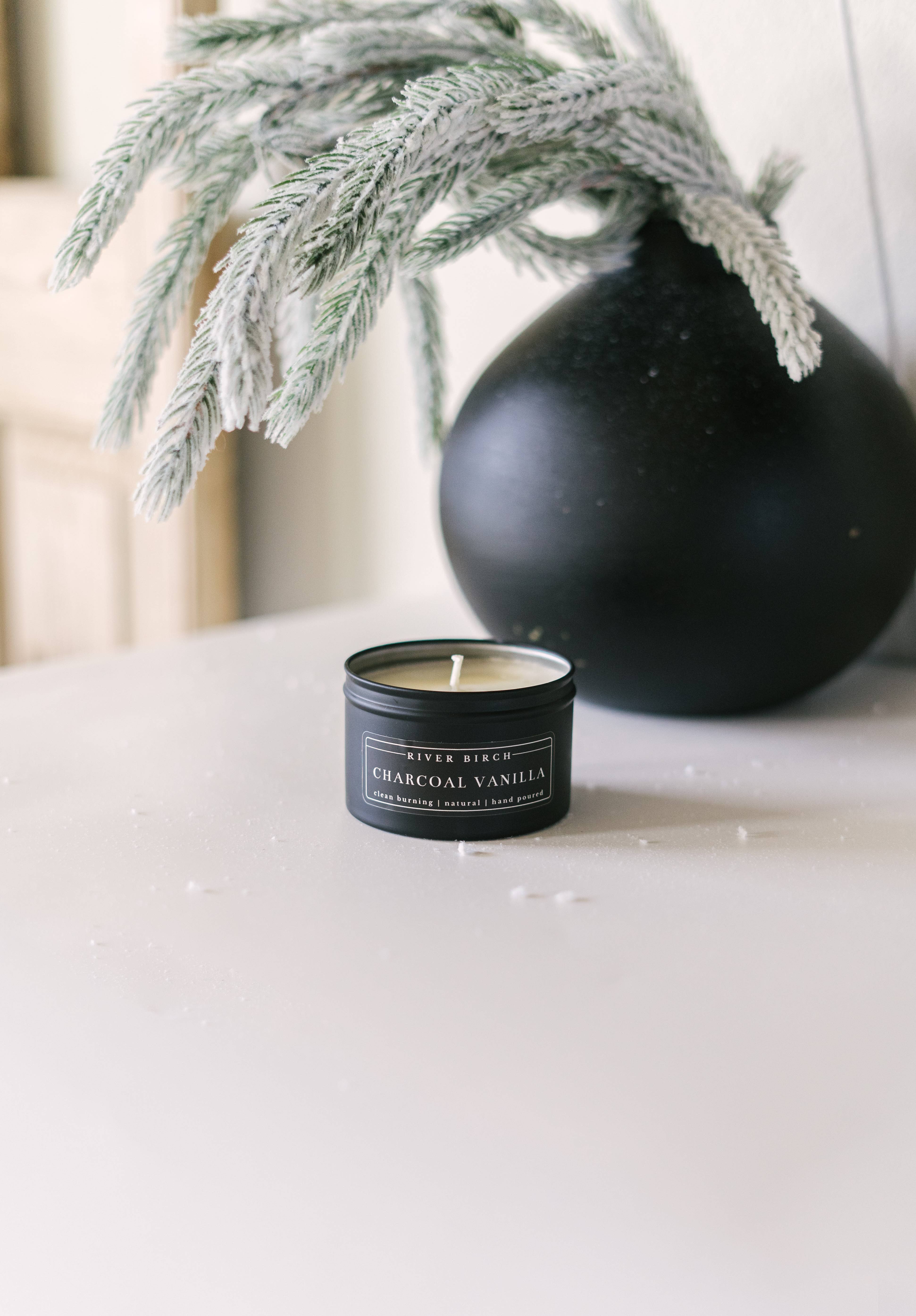 River Birch Candles – Engroshandel Rejsestearinlys – 8oz Charcoal Vanilla - Sort Tin Soy Candle3
