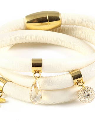 Bracelet en cuir triple tour crème avec libellule et breloques pour la vente par DIGE DESIGNS