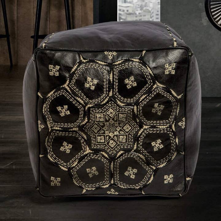 Pouf ottoman carré en cuir, déco bohème pour la vente par King Of Handmade