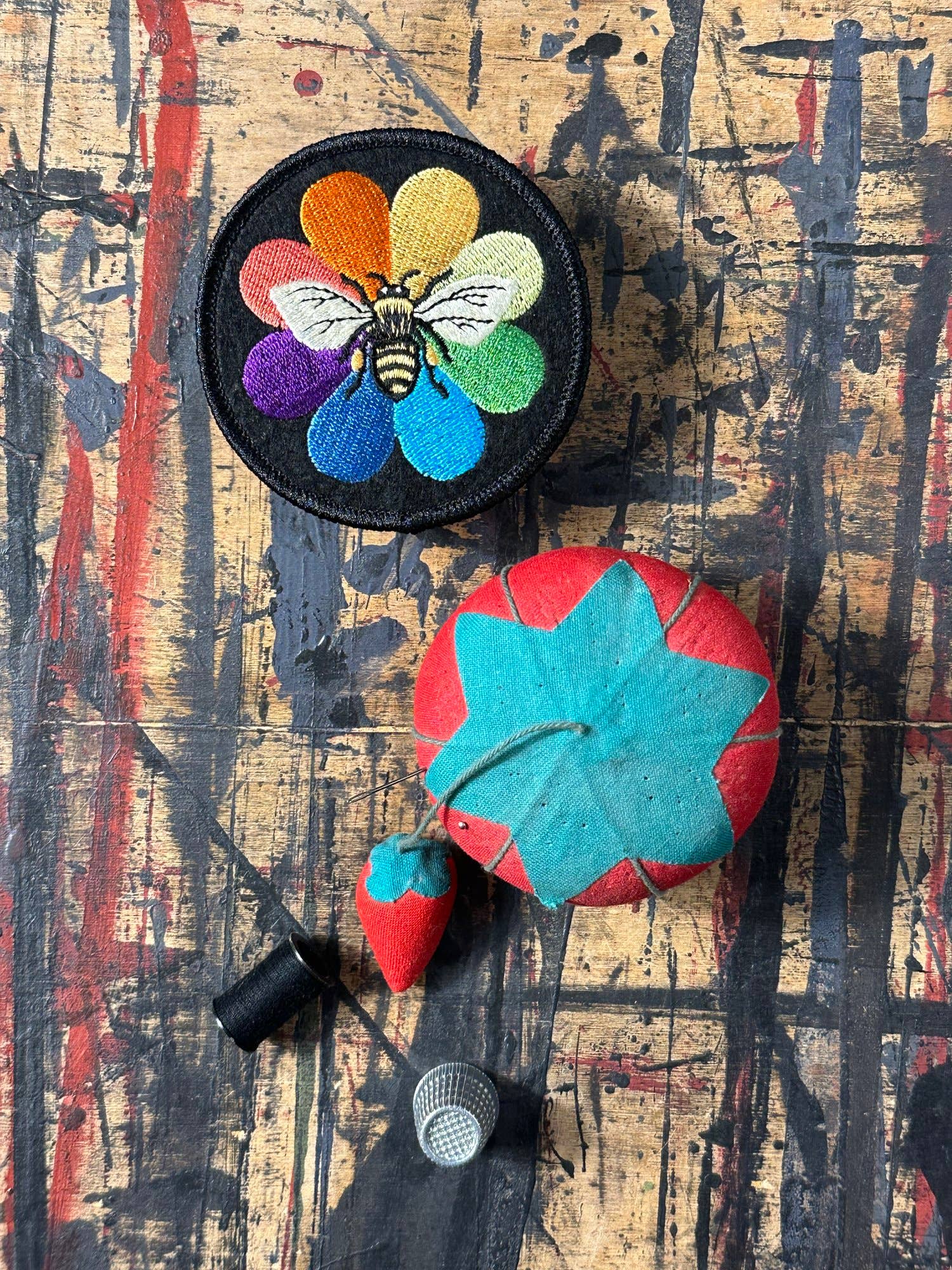 Wirtheim Poster Arts LLC - Vente Écusson - Rainbow Bee Pride - Badge en feutre1