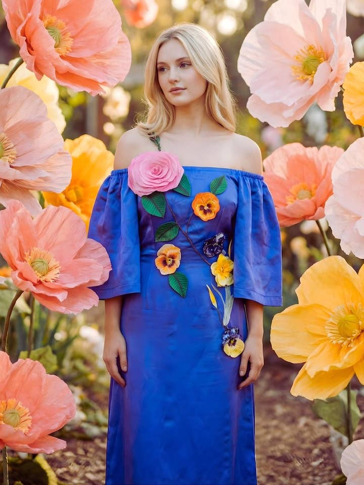Robe Maxi Épaules Dénudées Bleue Marquis avec Broderie pour la vente par Sandhya Garg