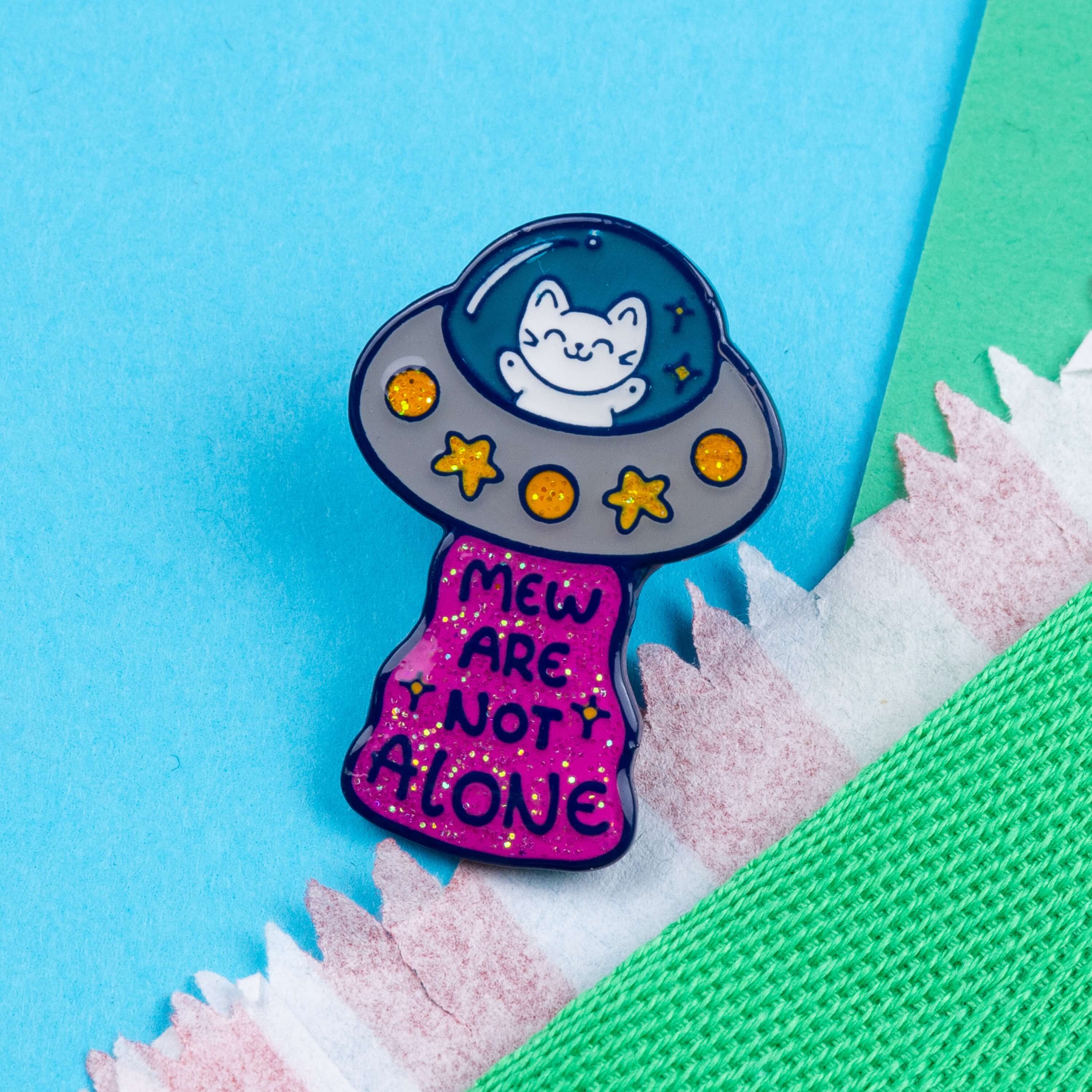 Innabox Ltd - Wholesale Lapel pin/button - Cat UFO Mew are not Alone Enamel Pin