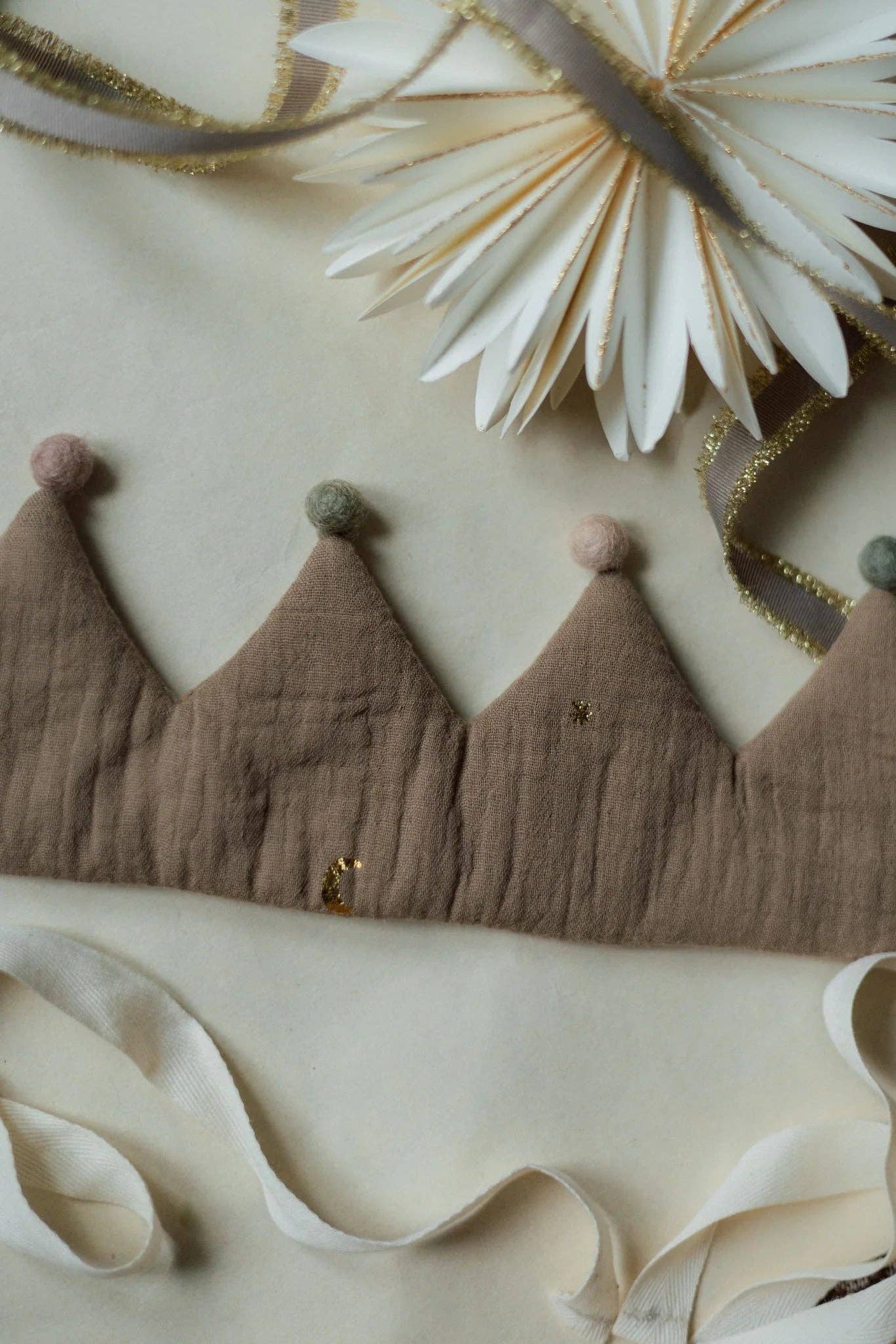 TISU – Engroshandel Festhat/krone – TISU børnekrones i taupe7