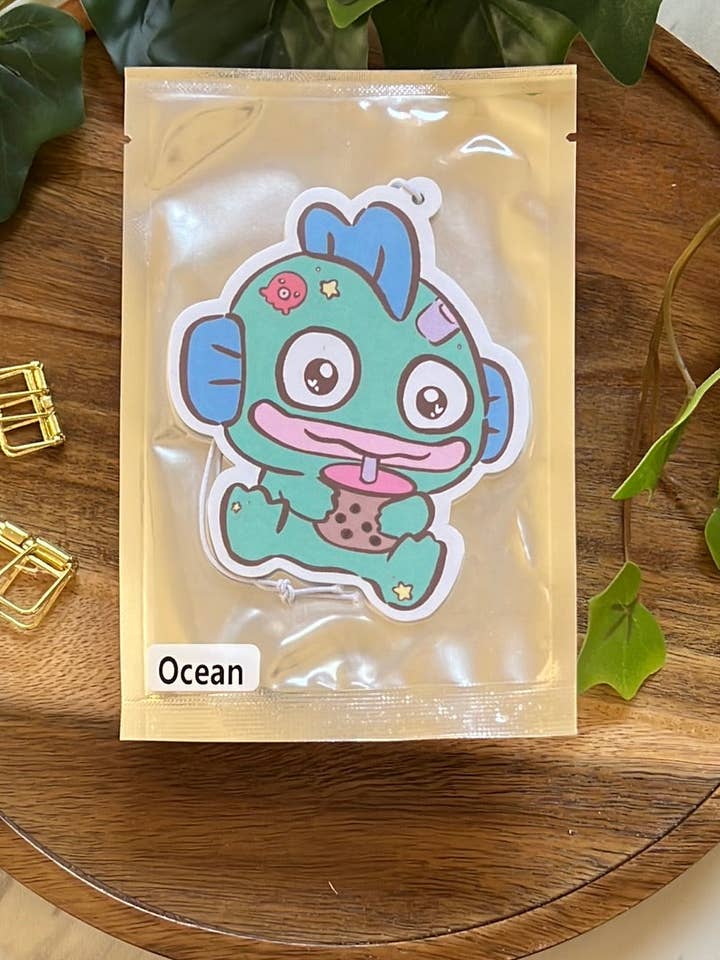 Désodorisant de voiture parfum océan Hangyo Boba Buddy pour la vente par Peony Lee Art