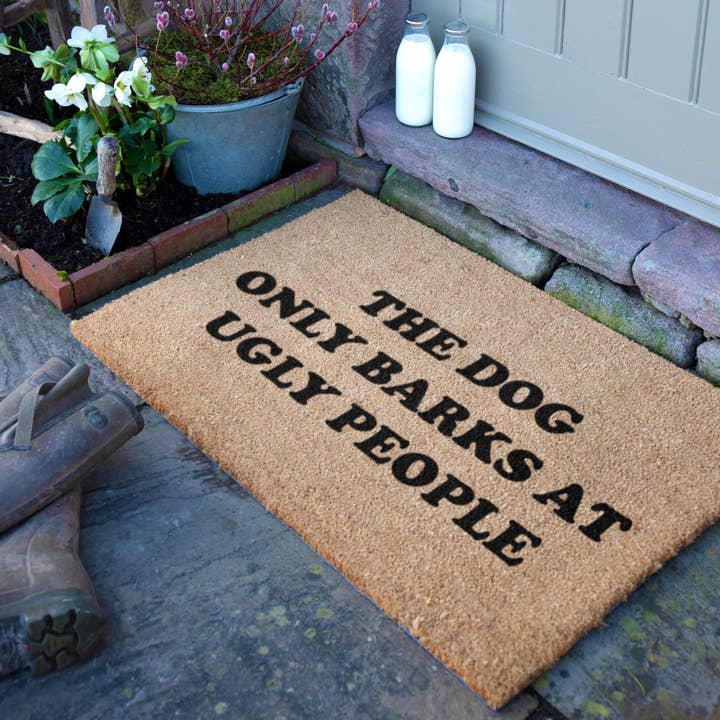 Hund Gør Ved Grimme Mennesker Dørmåtte (90 x 60 cm) for engroshandel hos Artsy Mats