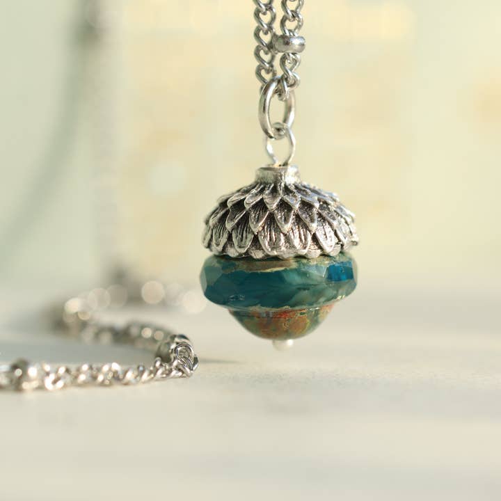 Silk Purse, Sow's Ear – Colar pingente/pendente por atacado – Colar de Bolota Prateada em Azul-Petróleo1