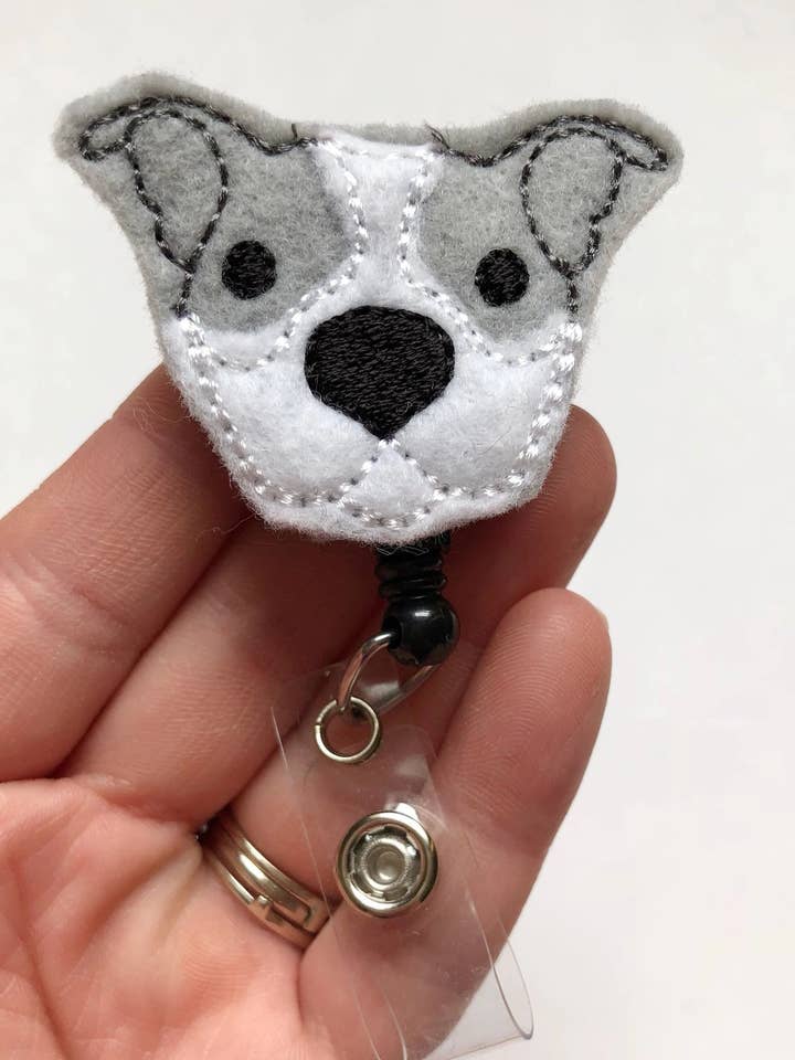 Porte-badge Pitbull Gris – Accessoire Adorable pour Votre Journée de Travail pour la vente par Amanda Rose Thread Co