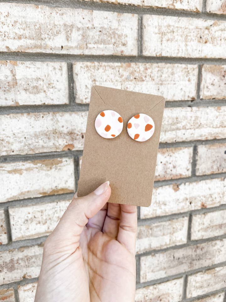 Borchie bianche cammello per la vendita all'ingrosso da parte di M. Patricia’s Polymer