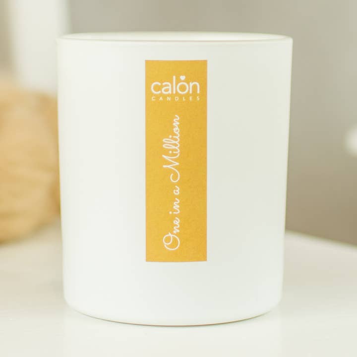 En ud af en million | Un di-ail tosproget stearinlys - 220g (guld) for engroshandel hos Calon Home