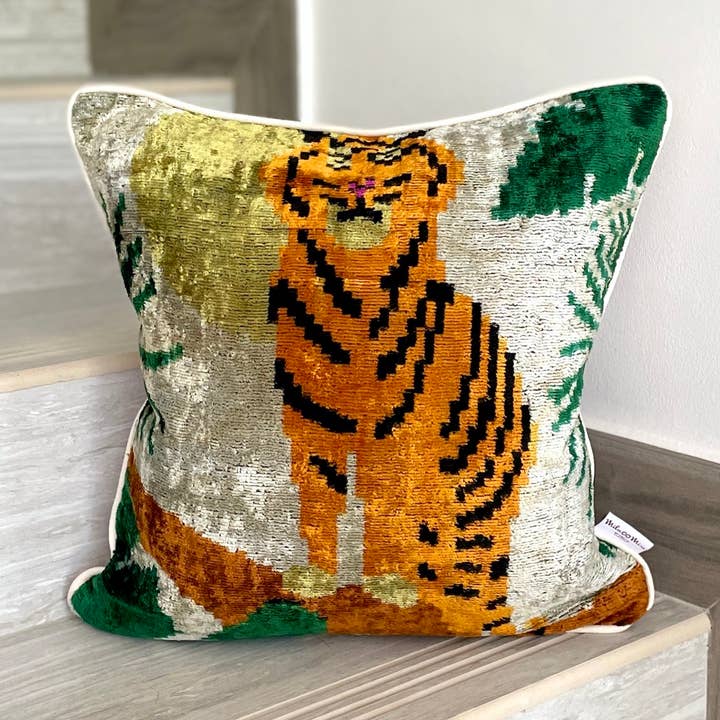 Coussin Ikat en velours Tigress | Coussin Ikat en velours Tigress pour la vente par Mila∞Miro by Emelie