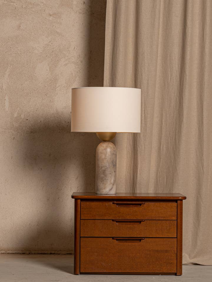 Lampe de table Peona Tabac Albâtre pour la vente par Simone et Marcel