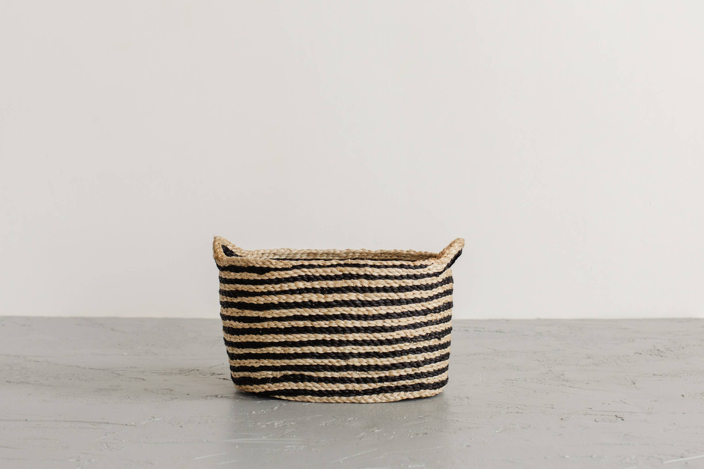 Will & Atlas - Vendita all'ingrosso Cestini - Cesto ovale in juta a righe con manico2