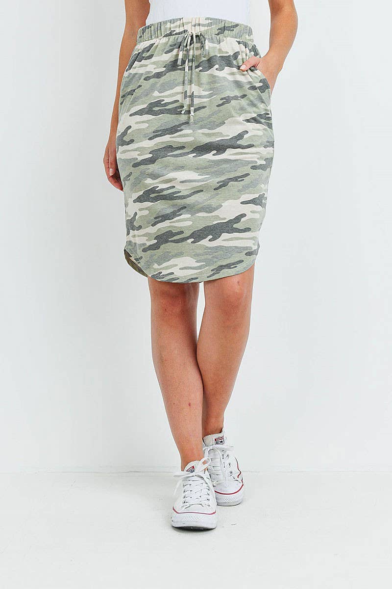 ARMÉ GRÖNT TRÄKOL CAMO PRINT FRONT SLIPS PENNA KJOL för wholesale på Faire2