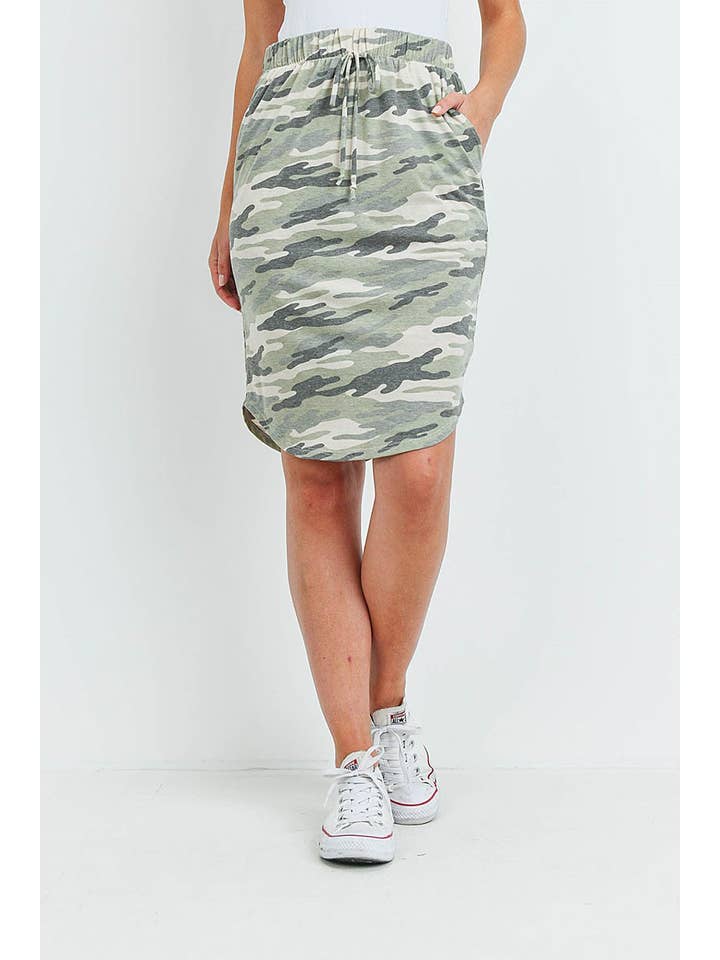 ARMÉ GRÖNT TRÄKOL CAMO PRINT FRONT SLIPS PENNA KJOL för wholesale på Faire2