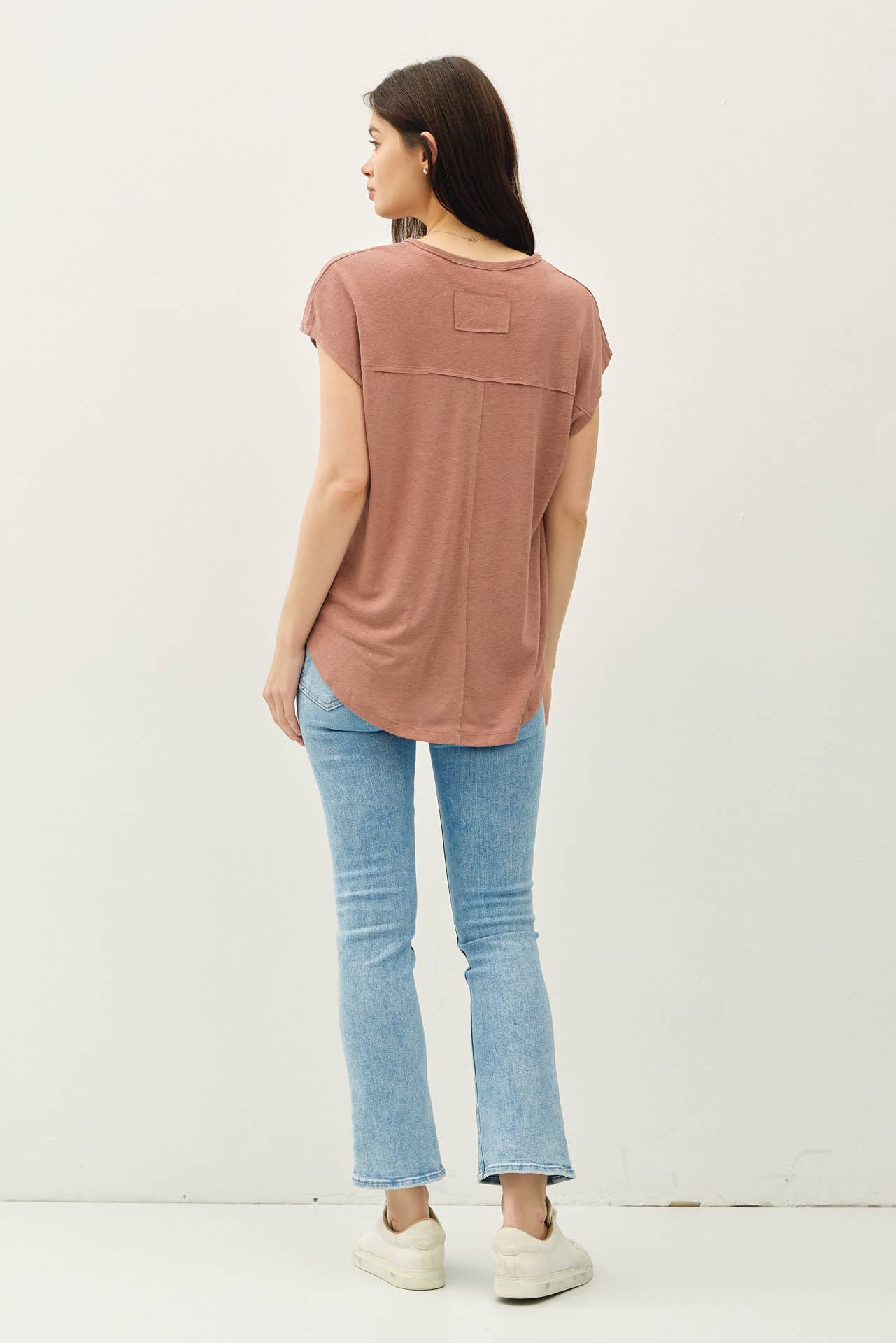 Be Cool - Wholesale T-Shirt - Women's - BACK RAW EDGE DETAILED V-NECK LINEN TEE23