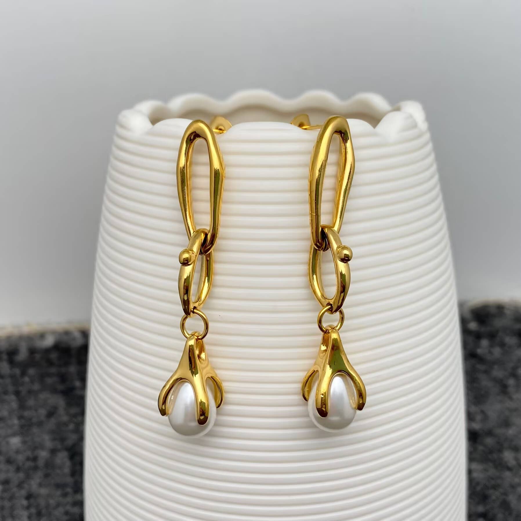 Mio Queena – wholesale Dangle earrings – Paw Scratch Pearl 18K Gold Plated S.Steel Earrings - FGS