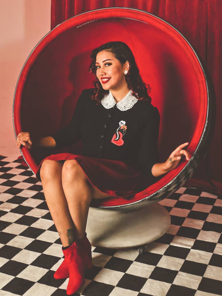 Cardigan corto taglie forti Little Stinker in nero per la vendita all'ingrosso da parte di Mischief Made