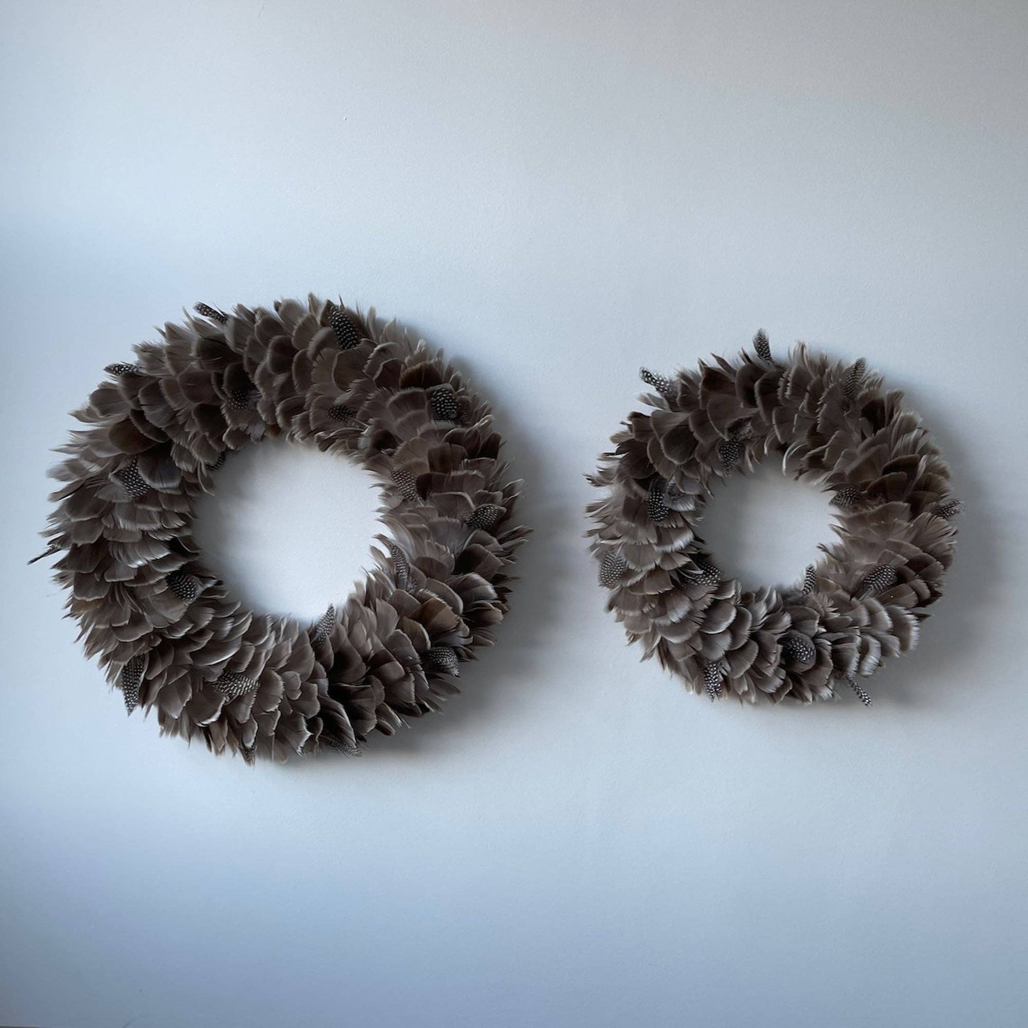 Wildash London – wholesale Wreath – Taupe Feather Christmas Wreath3