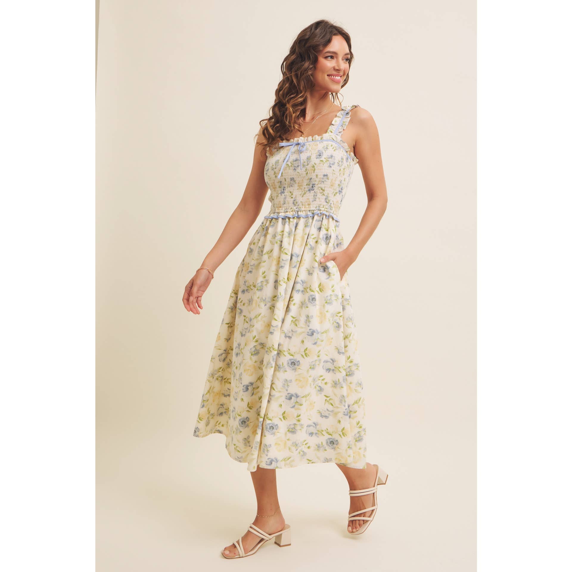 SMÖRKRÄM BLÅ Blommig midiklänning med smock och rosett för wholesale på Faire7