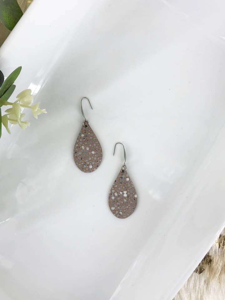 Orecchini in vera pelle - E19-1398 per la vendita all'ingrosso da parte di Magnolia & Peach Jewelry Boutique, LLC