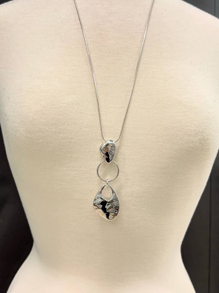 Le collier plastron argenté pour la vente par Nette Road Wholesale