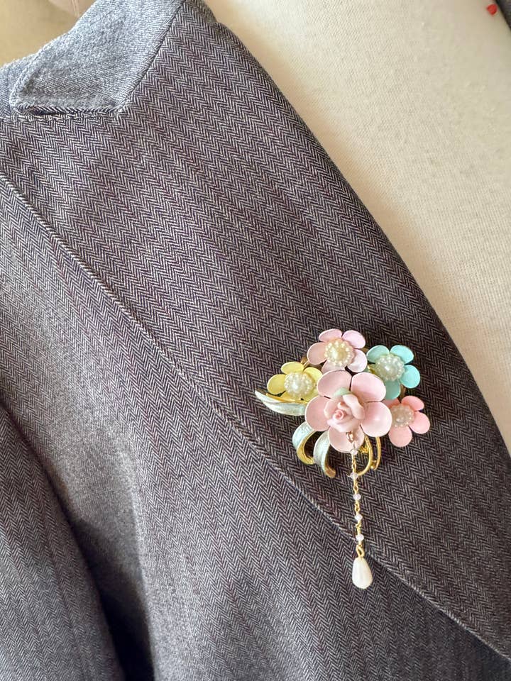 Broche Fleur Vintage Pastel Recyclée, Épingle à Répandre pour la vente par Jo Noelle