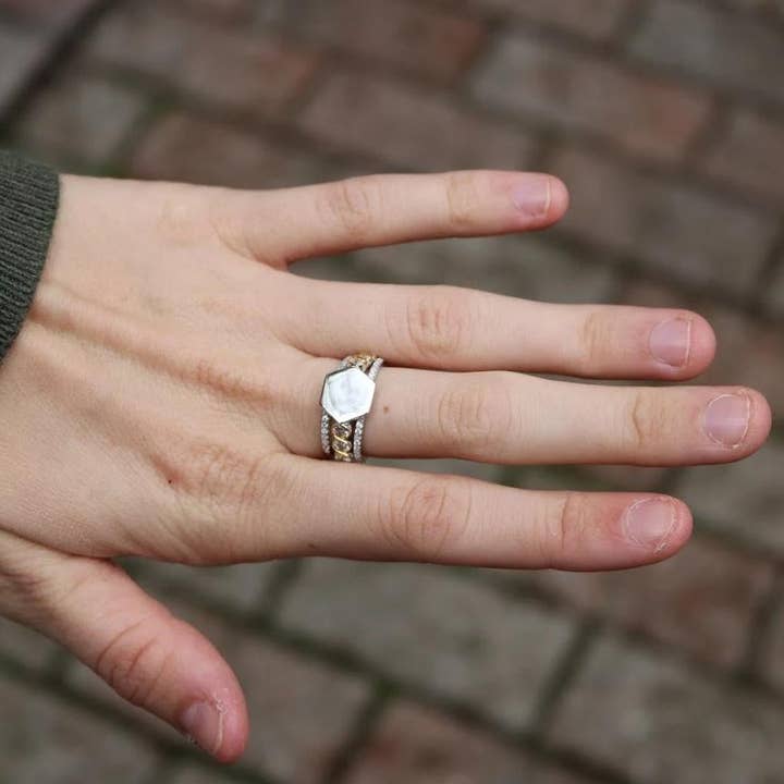 Fängslande graverbar Serena Sterling Silver tre diamanter förtjusande hexagon stapelbar ring för wholesale av Atlanta Jewelers Supply