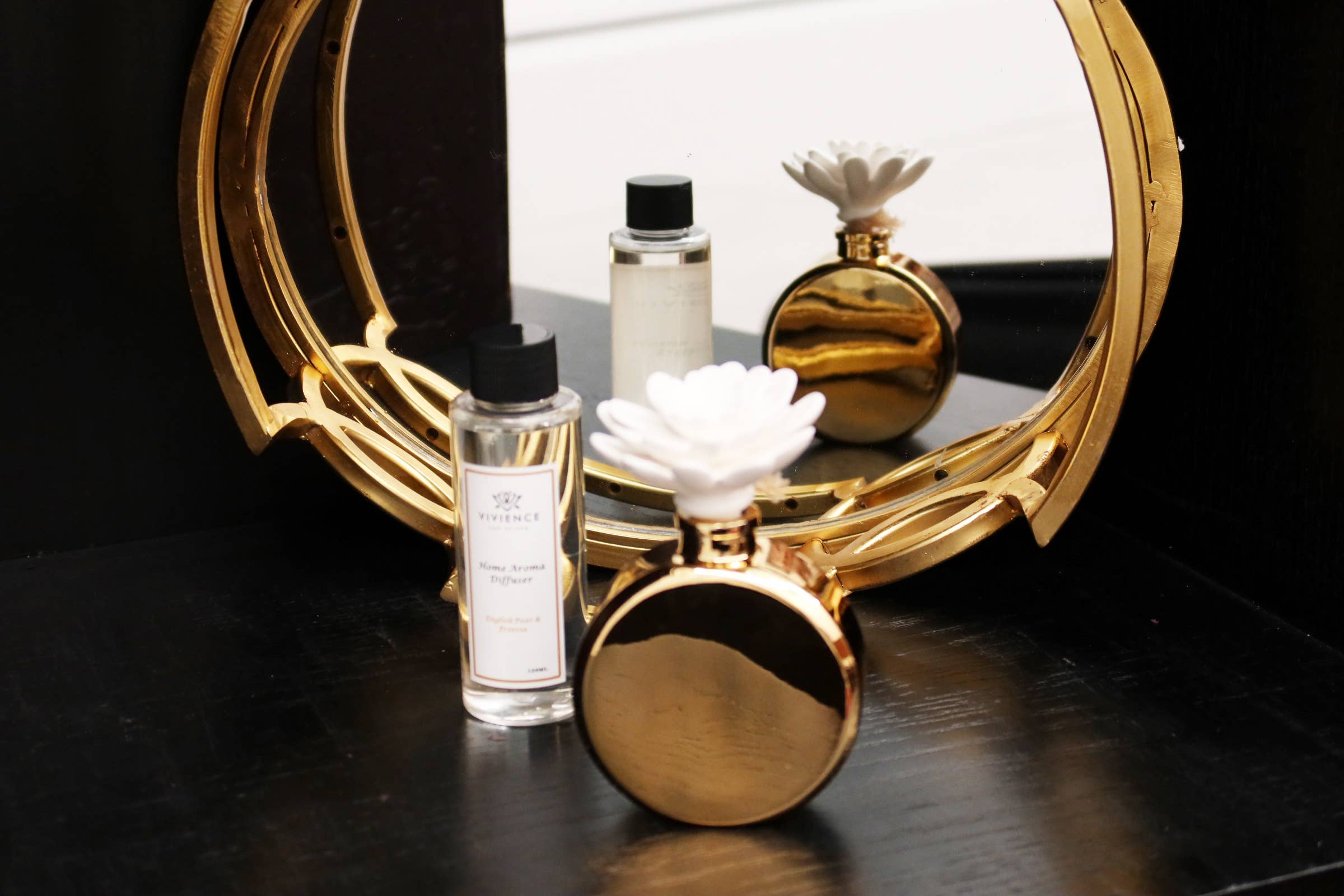 VIVIENCE – wholesale Doftpinnar – Doftspridare i guld med vit blomma, «Iris & Rose»1