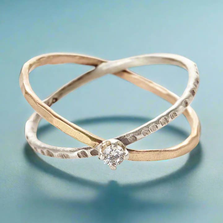 Anello Bicolore Sparkle Crisscross per la vendita all'ingrosso da parte di J + I Jewelry